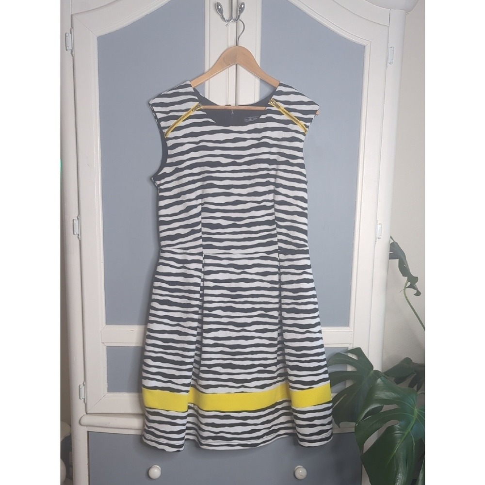 Karin Stevens Black White Zebra Stripe Sleeveless A-Line‎ Midi Dress Yellow Trim